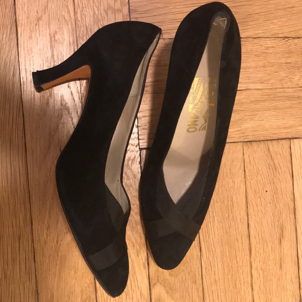 Ferragamo black suede pumps!